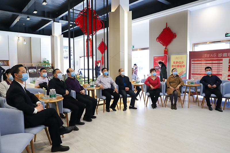 內(nèi)江市人大常委會副主任秦金保一行調(diào)研連界足球競訓(xùn)基地(圖2)