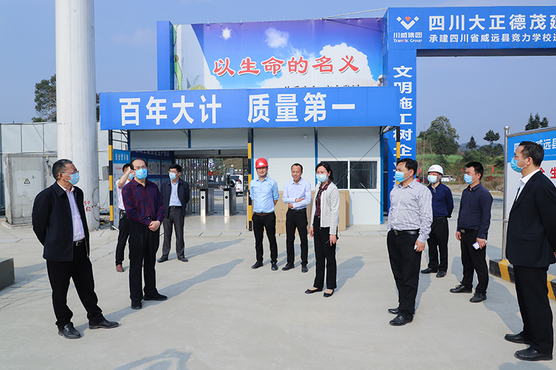 內(nèi)江市人大常委會副主任秦金保一行調(diào)研連界足球競訓(xùn)基地(圖6)