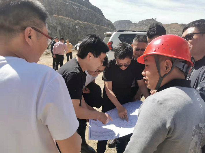 四川省自然資源投資集團總工程師李仕榮一行蒞臨礦業總公司白草礦區參觀考察(圖2) 四川省自然資源投資集團總工程師李仕榮一行蒞臨礦業總公司白草礦區參觀考察(圖2)