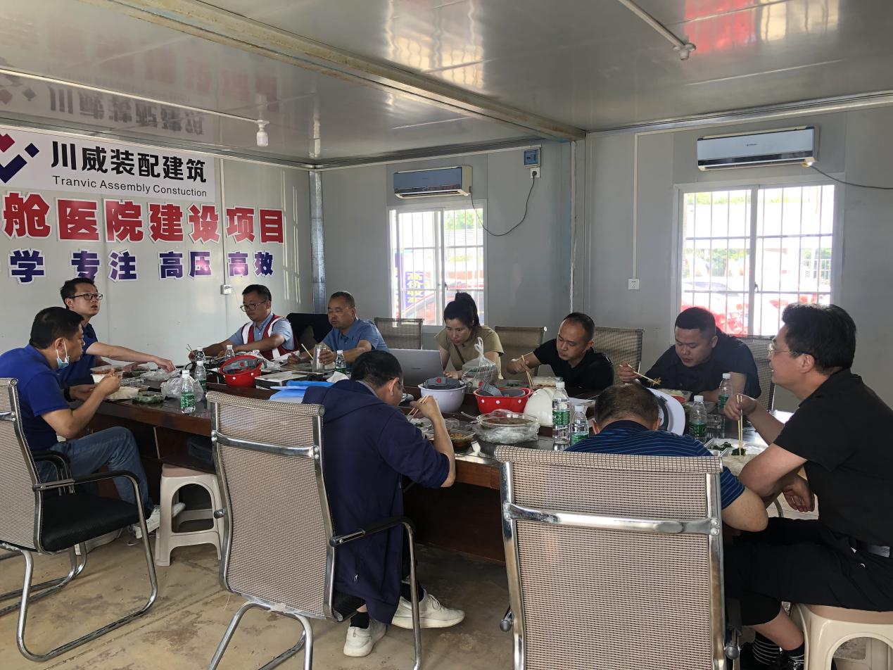 內江市委常委蔣學東到集團承建的隆昌方艙醫院項目 調研檢查工作(圖5) 內江市委常委蔣學東到集團承建的隆昌方艙醫院項目 調研檢查工作(圖5)