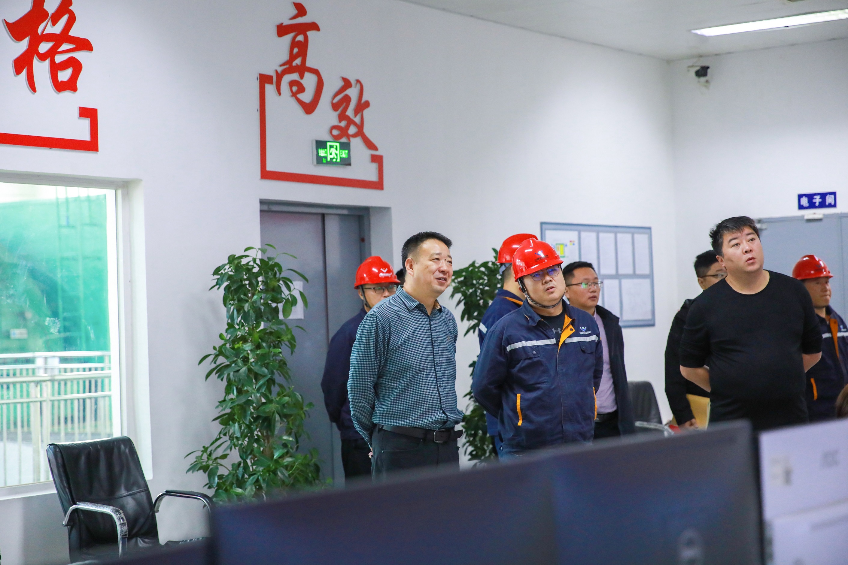 中石化綠源地?zé)崮荛_發(fā)有限公司副總經(jīng)理陳蒙輝一行到川威調(diào)研交流(圖4) 中石化綠源地?zé)崮荛_發(fā)有限公司副總經(jīng)理陳蒙輝一行到川威調(diào)研交流(圖4)