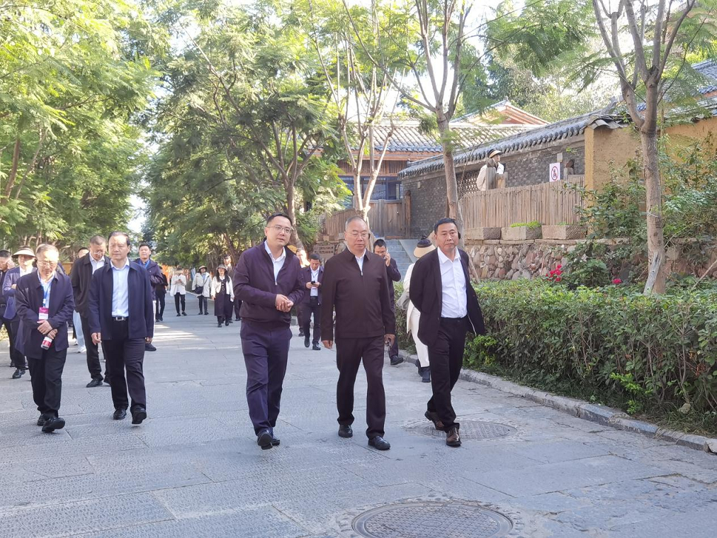 全省文化旅游融合示范項目工作總結交流會代表團考察學習大石板項目(圖2) 全省文化旅游融合示范項目工作總結交流會代表團考察學習大石板項目(圖2)