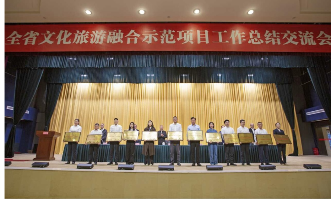全省文化旅游融合示范項目工作總結交流會代表團考察學習大石板項目(圖3) 全省文化旅游融合示范項目工作總結交流會代表團考察學習大石板項目(圖3)