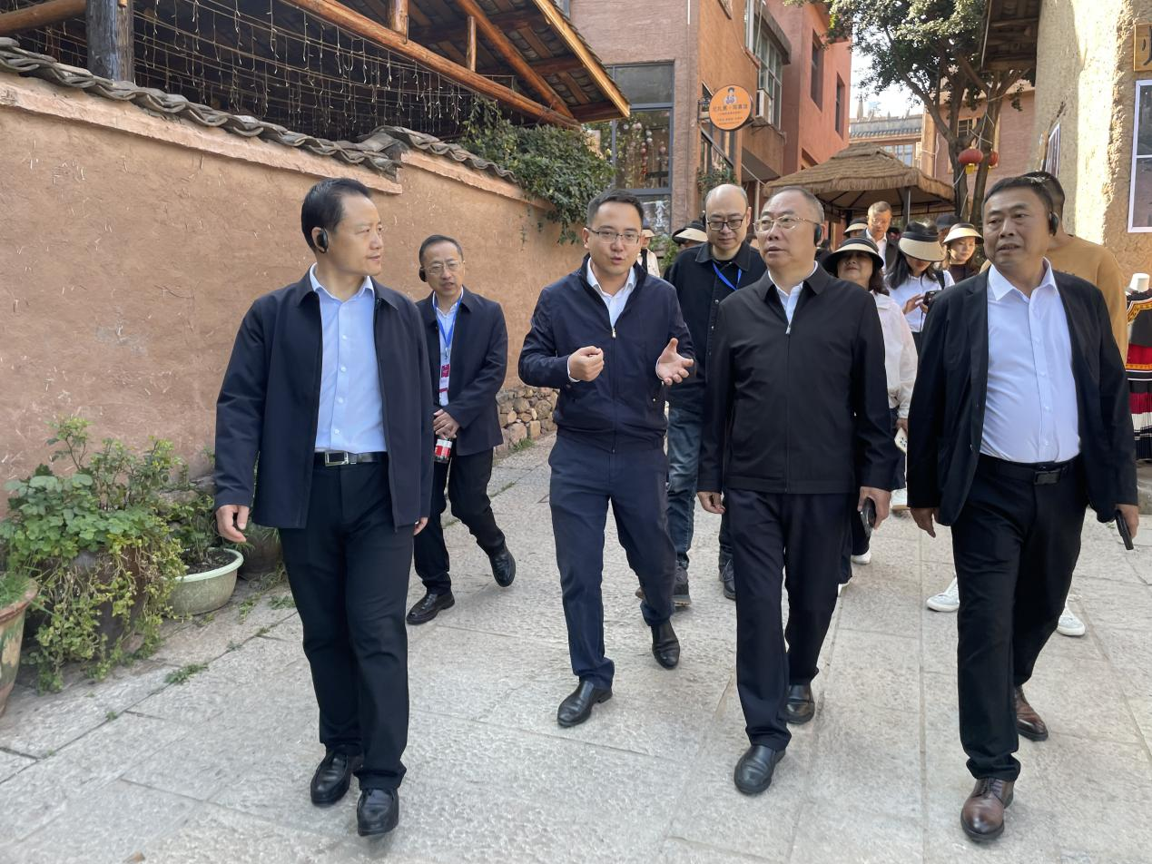 全省文化旅游融合示范項目工作總結交流會代表團考察學習大石板項目(圖4) 全省文化旅游融合示范項目工作總結交流會代表團考察學習大石板項目(圖4)