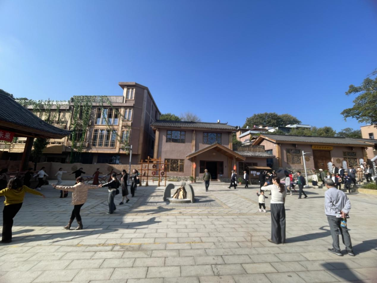 全省文化旅游融合示范項目工作總結交流會代表團考察學習大石板項目(圖6) 全省文化旅游融合示范項目工作總結交流會代表團考察學習大石板項目(圖6)