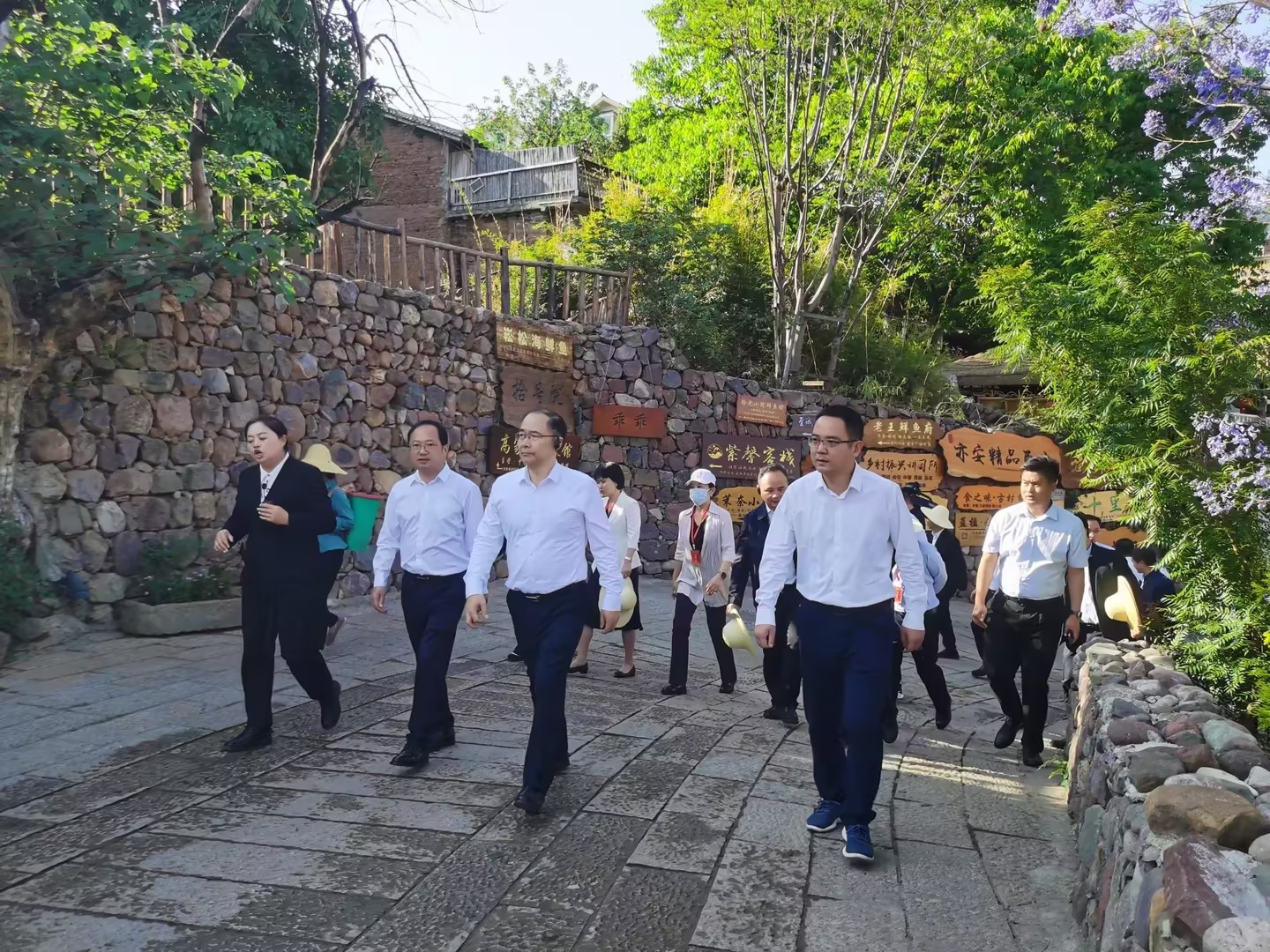 大石板項目再次成為“頂流”——全省鞏固拓展脫貧攻堅成果工作推進會在此成功召開(圖2) 大石板項目再次成為“頂流”——全省鞏固拓展脫貧攻堅成果工作推進會在此成功召開(圖2)