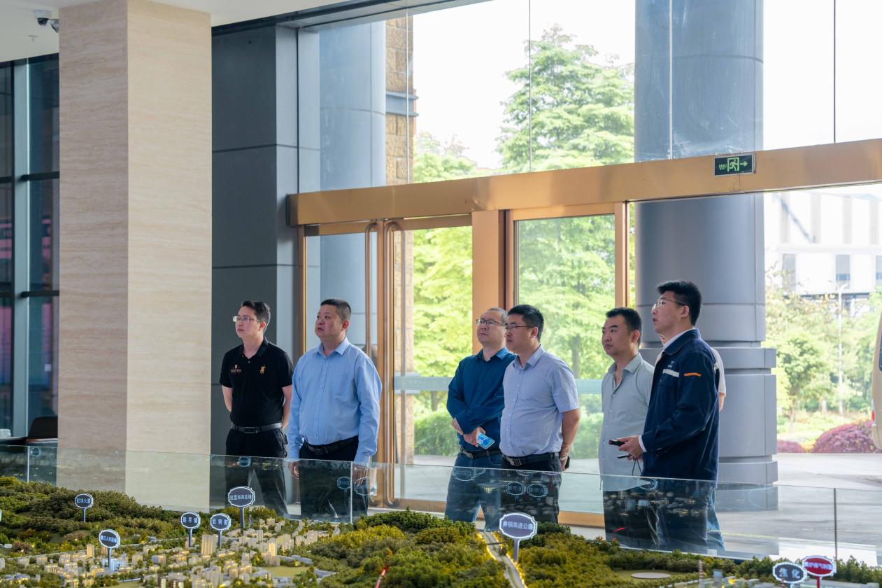 中國國旅到川威集團考察交流(圖3) 中國國旅到川威集團考察交流(圖3)
