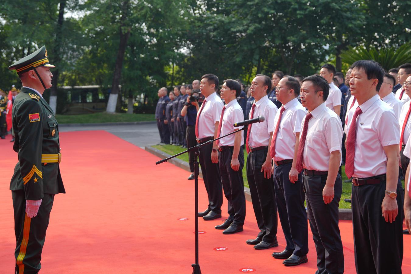 百年川威 價(jià)值企業(yè)——川威集團(tuán)隆重舉行成立二十六周年升旗儀式(圖2) 百年川威 價(jià)值企業(yè)——川威集團(tuán)隆重舉行成立二十六周年升旗儀式(圖2)