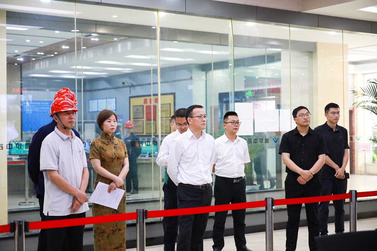              市委常委、統(tǒng)戰(zhàn)部部長羅萬東一行 深入川威調研推動轉型升級與綠色發(fā)展(圖2)