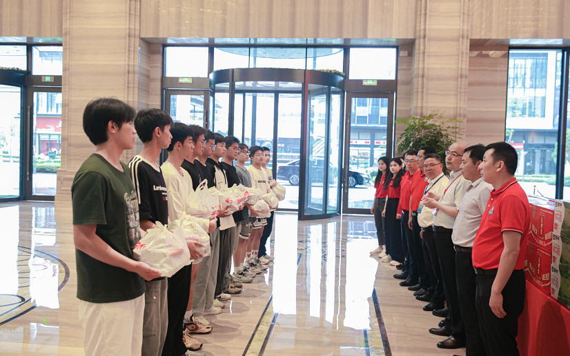 星光不負趕路人 時光不負有心人——集團公司慰問競力學校2024年高考學子(圖2) 星光不負趕路人 時光不負有心人——集團公司慰問競力學校2024年高考學子(圖2)
