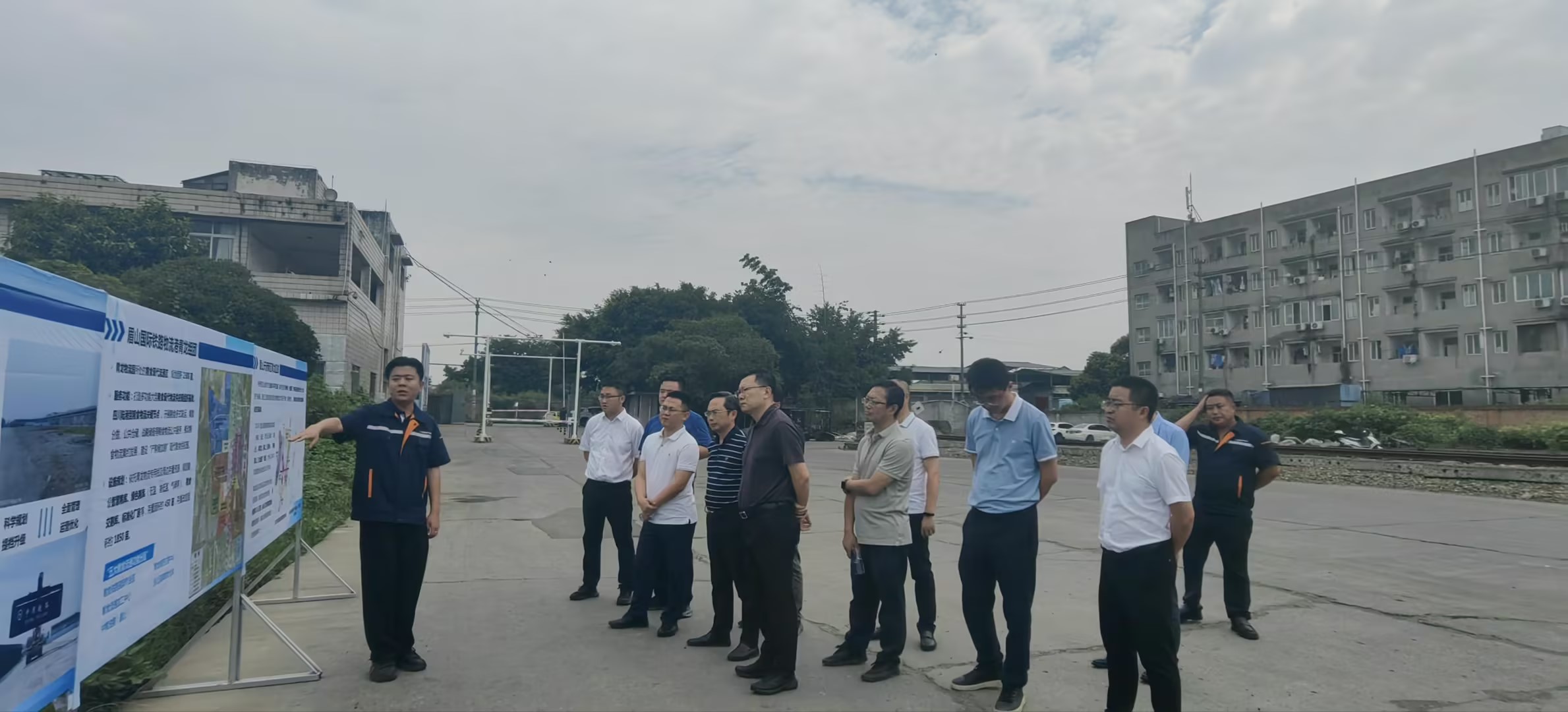 搶抓新機(jī)遇,謀求新合作,匯聚新動(dòng)能——內(nèi)江考察團(tuán)蒞臨通宇物流參觀交流(圖4) 搶抓新機(jī)遇,謀求新合作,匯聚新動(dòng)能——內(nèi)江考察團(tuán)蒞臨通宇物流參觀交流(圖4)