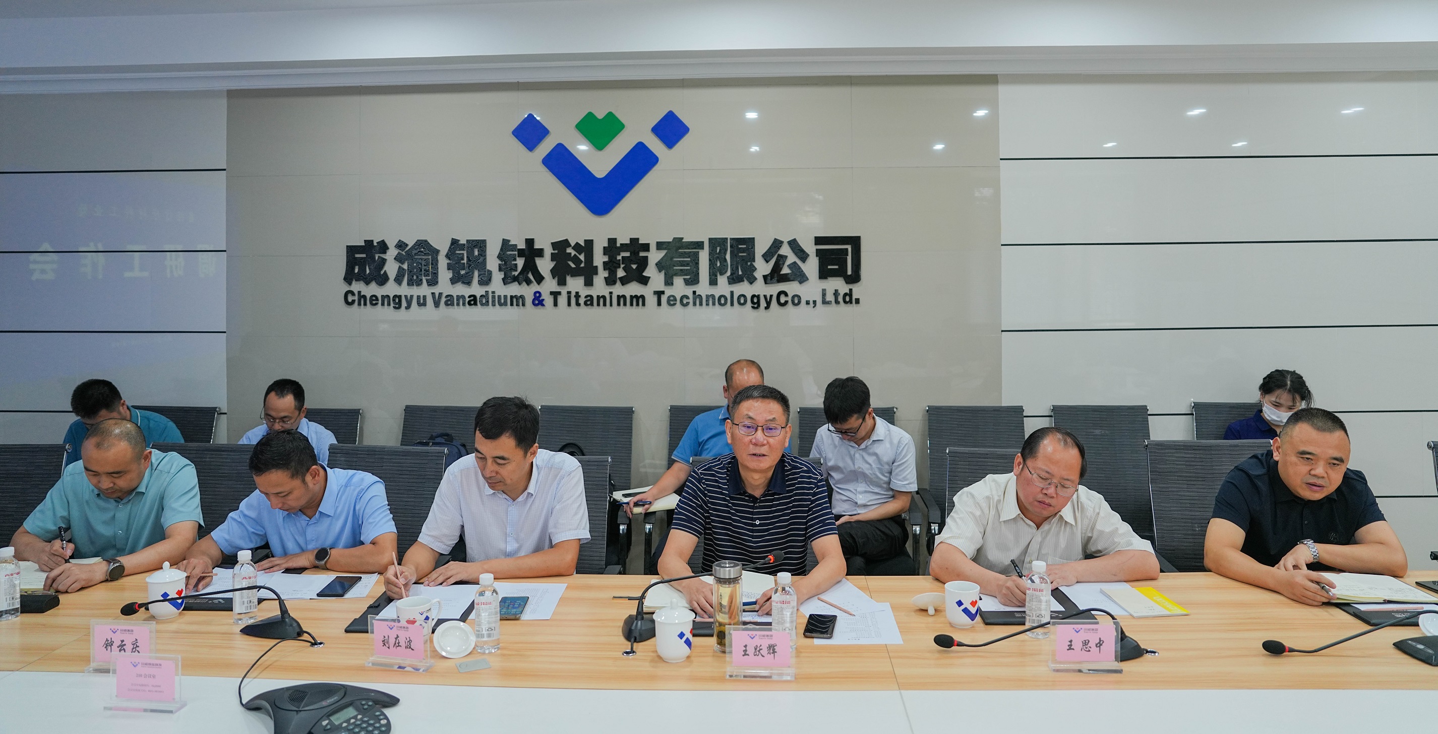 省經信廳材料工業處處長卿家勝一行調研川威(圖3) 省經信廳材料工業處處長卿家勝一行調研川威(圖3)