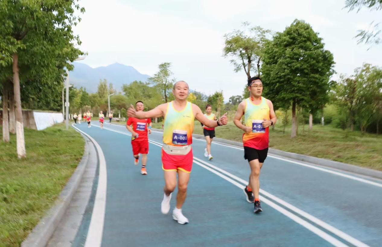 健康奔跑 攜手共進 奔向未來 ——星船城舉行首屆“星悅杯”秋季半程馬拉松比賽(圖3) 健康奔跑 攜手共進 奔向未來 ——星船城舉行首屆“星悅杯”秋季半程馬拉松比賽(圖3)