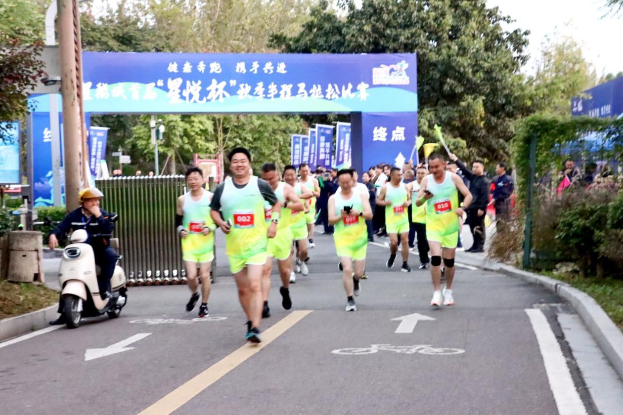 健康奔跑 攜手共進 奔向未來 ——星船城舉行首屆“星悅杯”秋季半程馬拉松比賽(圖4) 健康奔跑 攜手共進 奔向未來 ——星船城舉行首屆“星悅杯”秋季半程馬拉松比賽(圖4)