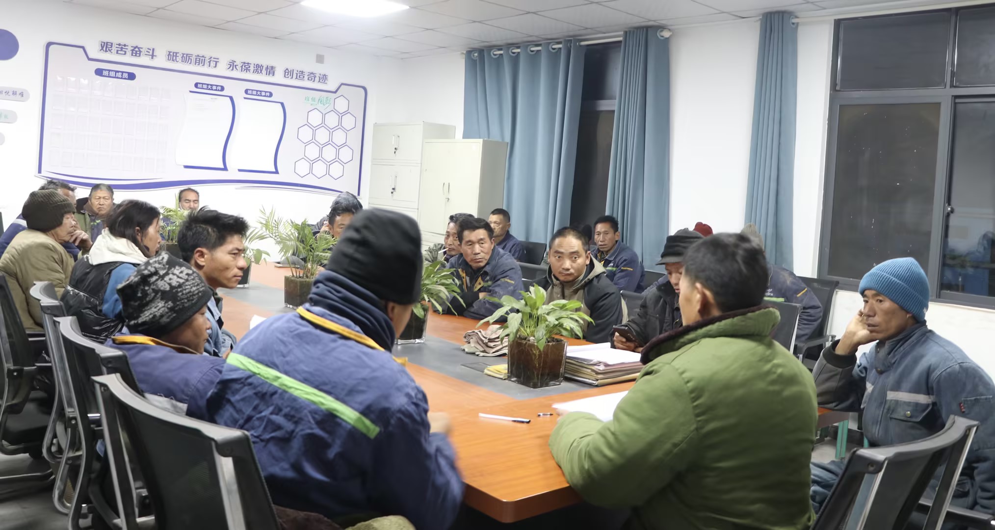 聯(lián)鑫礦業(yè)財通公司正式接管一廠干拋及豪豬溝生產(chǎn)線(圖2) 聯(lián)鑫礦業(yè)財通公司正式接管一廠干拋及豪豬溝生產(chǎn)線(圖2)