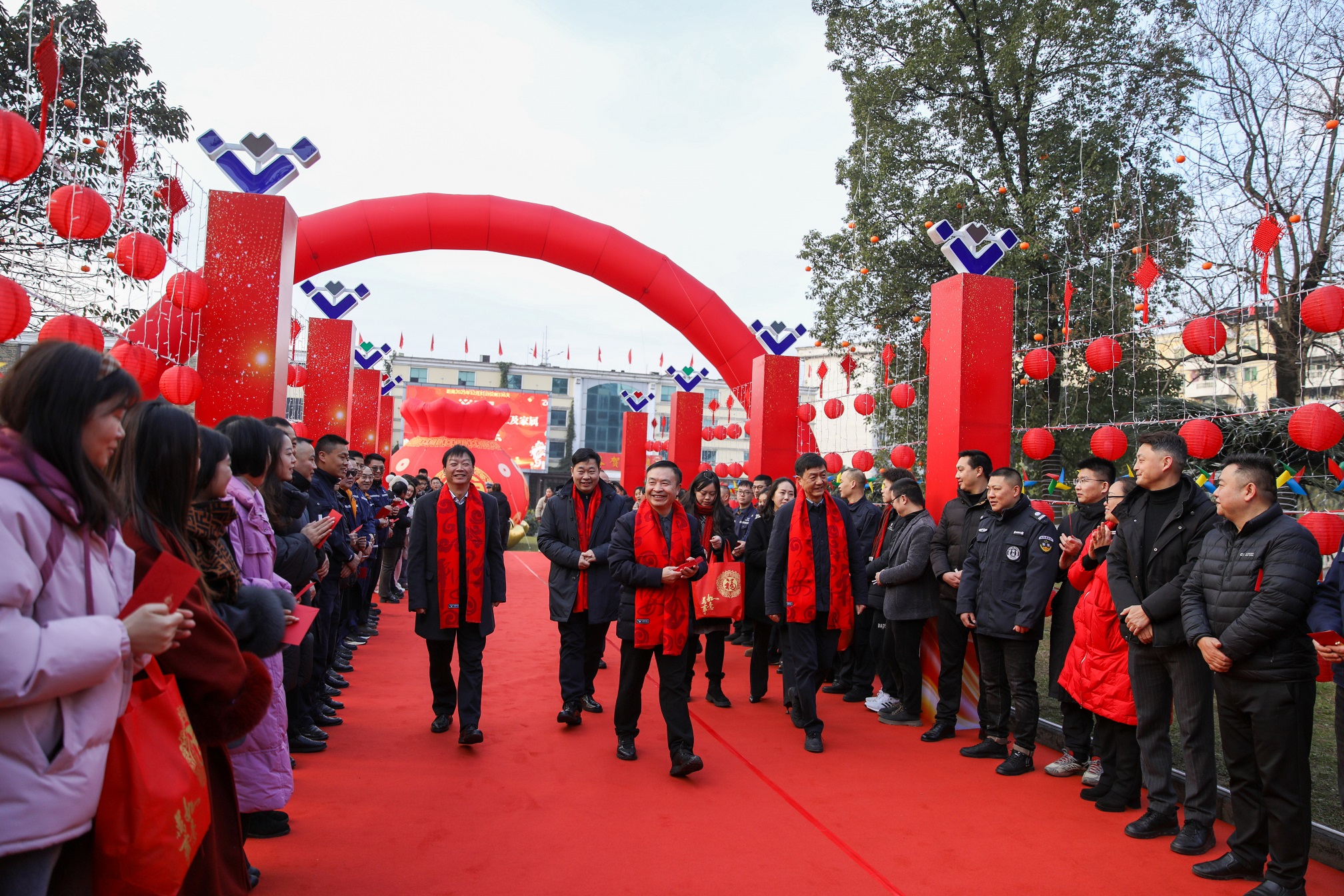 新起點(diǎn) 新征程 新作為 集團(tuán)公司開展2025年新春慰問活動暨迎新春團(tuán)拜會(圖1)
