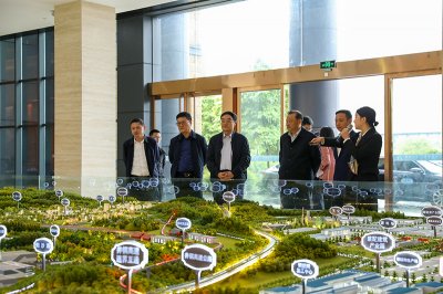 省委編辦二級巡視員段有榮一行 到釩鈦科技調研